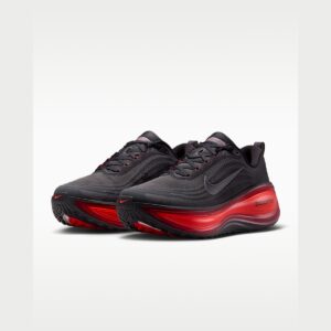 Nike Vomero Plus Negro con Rojo